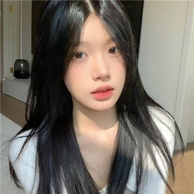 给小酒馆女子喝高杯酒封面